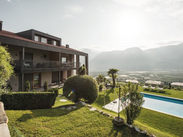 Der Garten mit Außenpool obergluniger_ferienwohnungen_ausblick.jpg