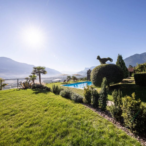 web-1022-obergluniger-pool-garten.jpg