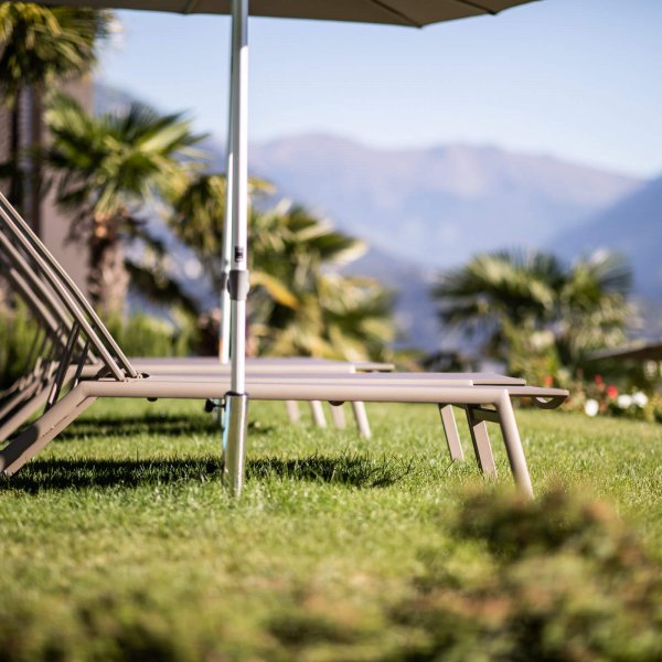 web-1037-obergluniger-pool-garten.jpg