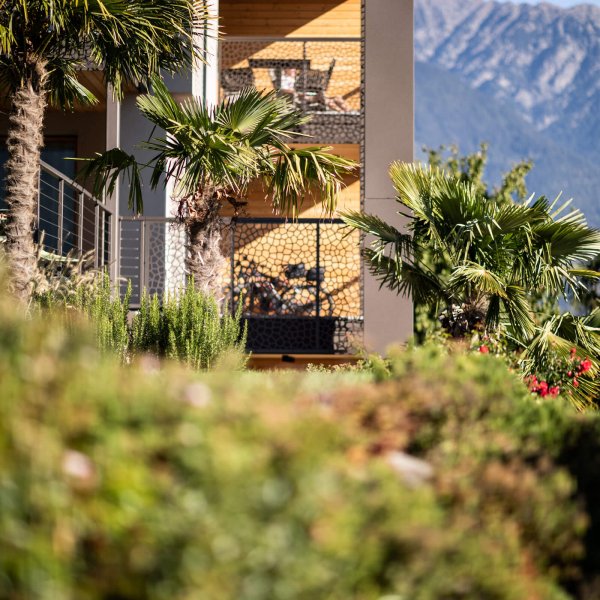 web-1039-obergluniger-pool-garten.jpg