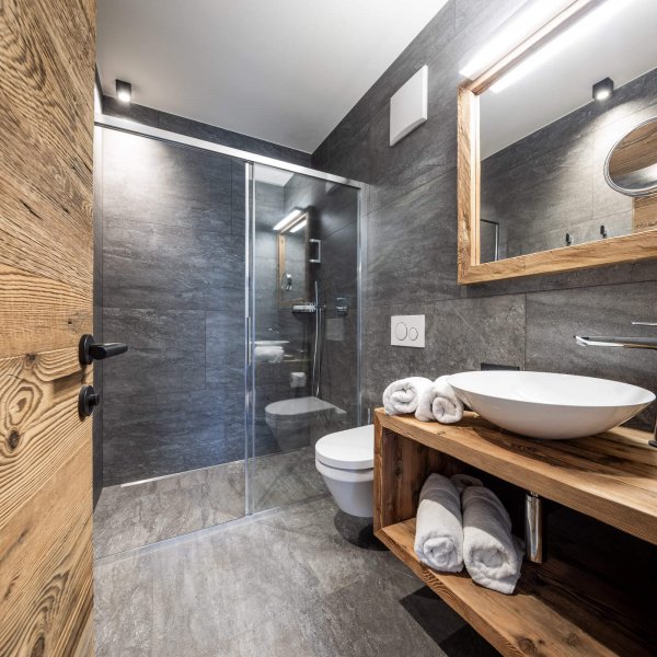 web-1080-obergluniger-doppelzimmer-badezimmer.jpg