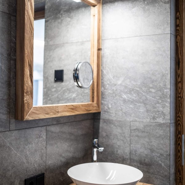 web-1081-obergluniger-doppelzimmer-badezimmer.jpg