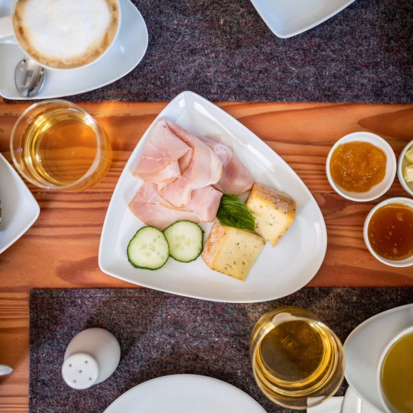 web-1146-obergluniger-fruehsueck-brunch.jpg